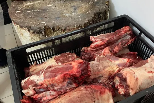 7 tone de alimente retrase de la vânzare la Hala Obor din București