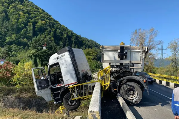 Accident înfiorător, în jud. Neamț. O autobasculantă a derapat