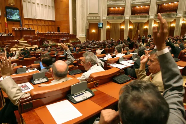 Minoritățile din Parlament, împărțite la votul de susține a Guvernului