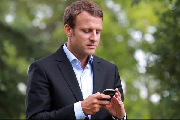 Guvernul de la Paris, ținut în șah de Macron
