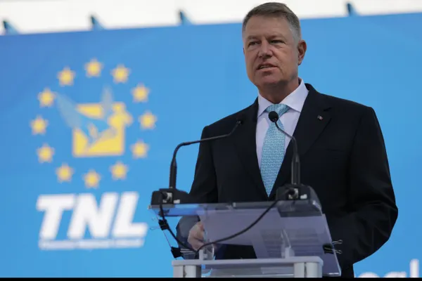 Iohannis, atacat: Priveşte arogant la neputinţa ţării din avionul privat închiriat din bani publici