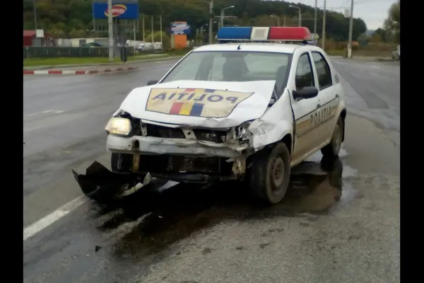 Accident cu o Autospecială de Poliție. Doi agenți RĂNITI