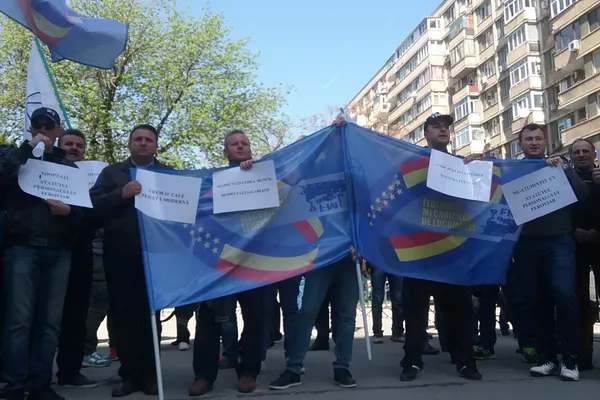 Sindicaliştii din transportul feroviar protestează în faţa Ministerului Transporturilor
