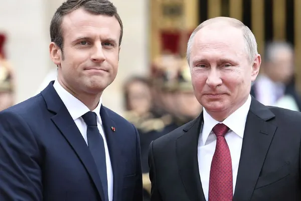 Macron a făcut anunțul, se duce în Rusia, la invitația lui Putin
