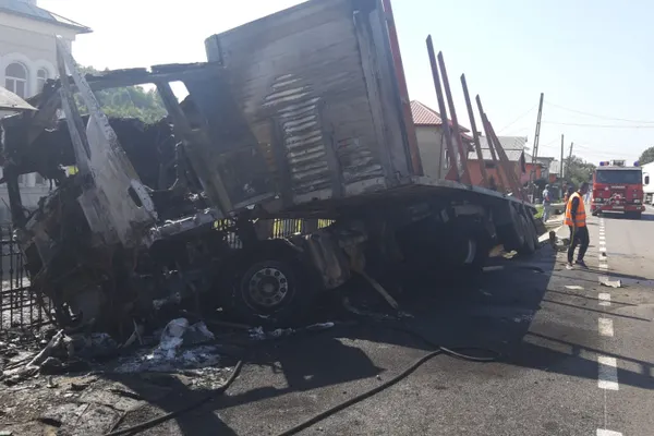 TIR în flăcări, după un accident cumplit, în jud. Bistrița-Năsăud. A ars ca o torță!