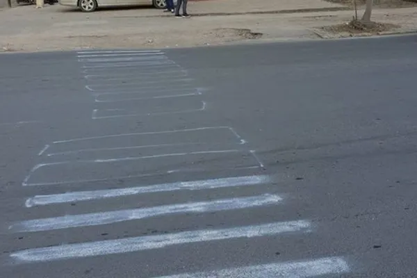 Au desenat cu creta o trecere pentru pietoni pe o stradă din Ploiești. Șoc! Ce a urmat?