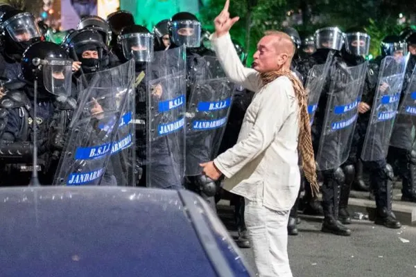 Mutare-bombă! Unde va fi distribuit "dirijorul în alb” de la protestele din 10 august 2018
