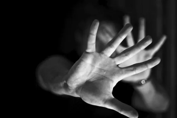 Tânără salvată din mâinile proxeneților. Acțiune în forță a polițiștilor