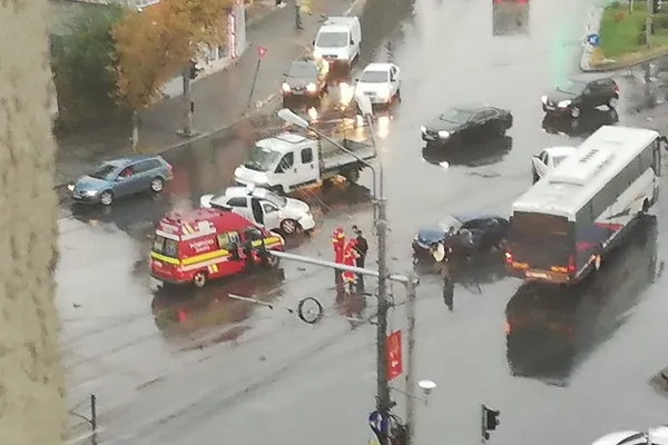 Mașină de poliție, împlicată într-un accident în Capitală