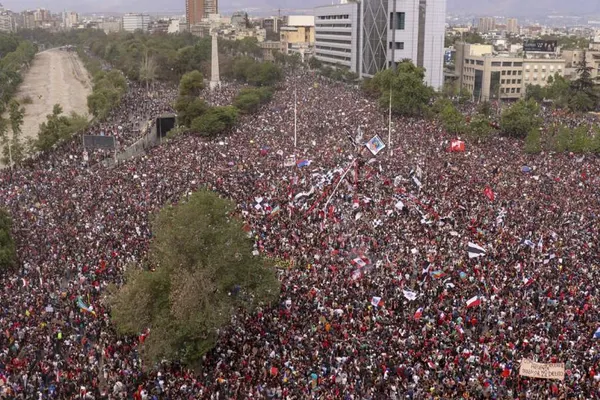 Justiție socială! Protestul de un milion de oameni a măturat guvernul din Chile. Ce urmează