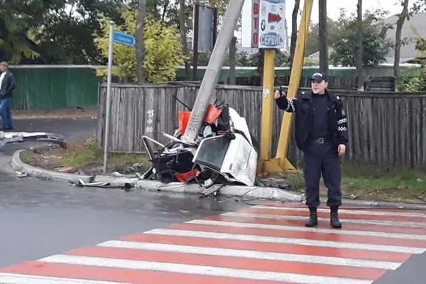 Accident teribil, dimineață. Mașina: ruptă în două! Polițiștii au avut un șoc când au văzut victima