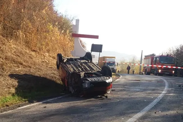 Accident grav, în jud. Cluj: 3 victime, după impactul dintre 3 mașini
