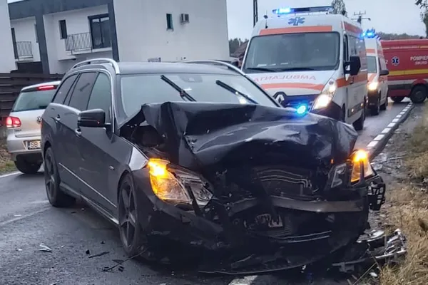 Accident grav, în jud. Sibiu. Ambulanță proiectată într-o mașină: 4 victime, între care doi pacienți