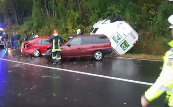 Mamă și doi copii, răniți într-un accident grav pe DN1