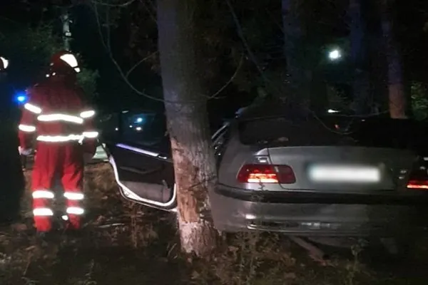 Accident în Dâmbovița. Mașina distrusă, șoferul, grav rănit