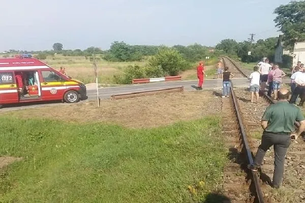 Accident violent aproape de Timișoara. Microbuz răsturnat după ce a fost lovit de tren