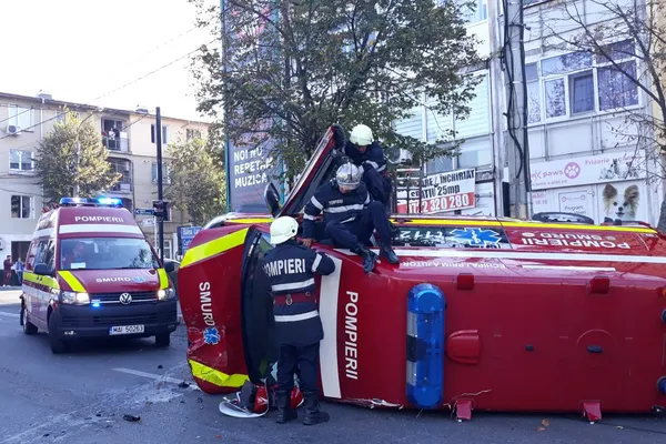 Ambulanţă SMURD răsturnată în centrul Piteştiului! Imagini de la locul accidentului