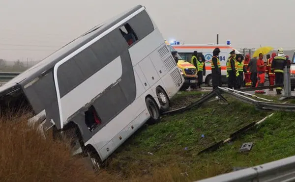 Autocar cu 43 de persoane la bord, implicat într-un accident grav pe Valea Oltului