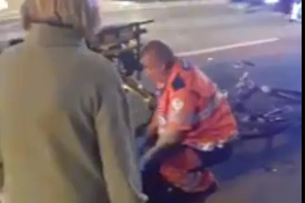 Biciclist luat pe parbriz și trântit la pământ de o șoferiță