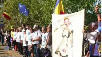 Protestatarii din fața Parlamentului au sărbătorit picarea Guvernului cu șampanie
