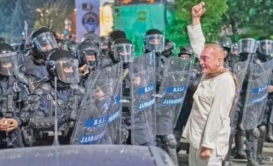 Celebrul colonelul Paraschiv, „Fantoma albă” a protestelor din 2018, cere pensionarea anticipată: „Jandarmeriea este condusă pe bază de cleptocrație avidă, grețoasă”