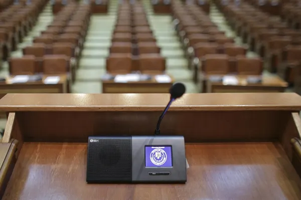 Presiune pe Guvern: PACE și AUR pregătesc moțiuni de cenzură împotriva Executivului