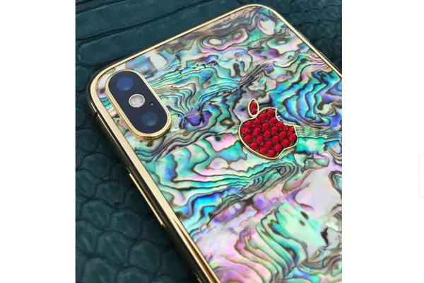 Cel mai scump iPhone de pe eMAG e placat cu aur si are piele de crocodil sau de rechin si e roz