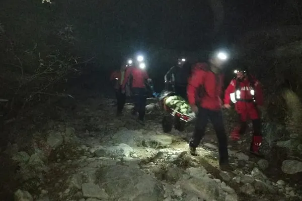 Turistă accidentată în Retezat, salvată de salvamontiști. Misiunea a durat opt ore
