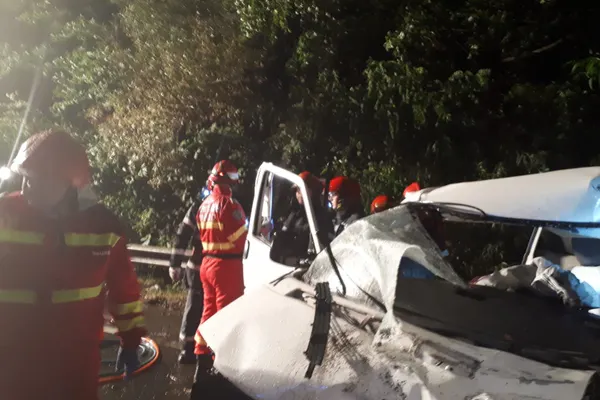 Accident grav soldat cu doi morți în urma ciocnirii dintre un microbuz și un autotren, în Hunedoara