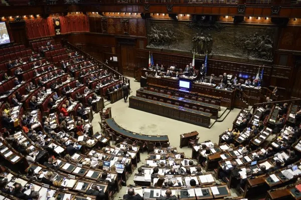 Italia renunță la o treime din parlamentari