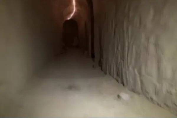 Descoperire uimitoare. A săpat 5 ani un tunel, iar polițiștii s-au îngrozit. Ce ascundea