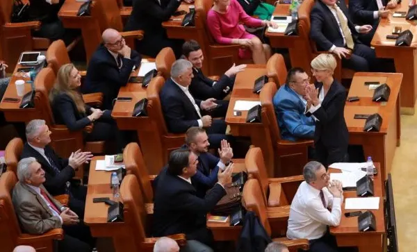 Primele victime ale Guvernului Dăncilă. Trei parlamentari bolnavi, la vot pentru moțiune