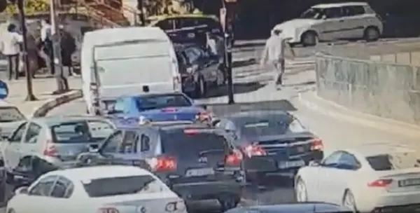 Momentul în care un preot din Pitești dă intenționat cu mașina peste un pieton(Video)