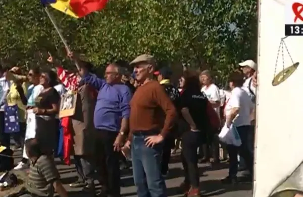 Protest în fața Parlamentului: "Îi spunem ADIO celui mai prost Guvern"