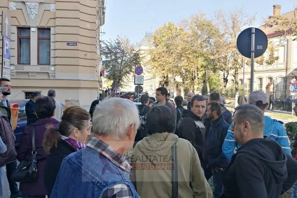 Un sat întreg protestează în fața Inspectoratului de Poliție din Satu Mare