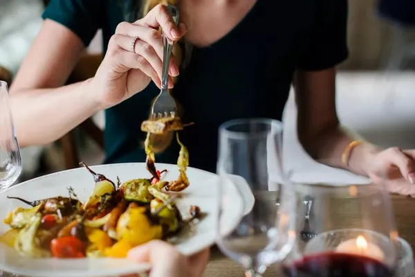 Reguli noi în restaurante din 15 martie. Ce trebuie să fie trecut în meniuri pentru ca patronii să nu primească amenzi