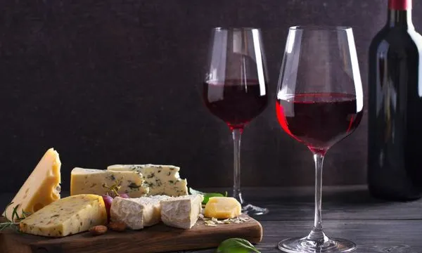 Vrajbă peste Atlantic. SUA lovesc UE cu taxe vamale: avioane, brânză italiană, vin franțuzesc