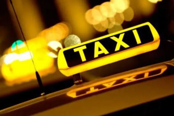 Doi copii și bunica lor, spulberați de un taxi pe trecerea de pietoni
