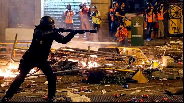 Haos pe străzile din Barcelona! Jumătate de milion de oameni, la proteste