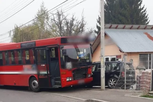 Un autobuz cu 14 călători, implicat într-un accident rutier