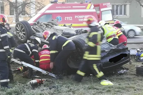 Imagini înfiorătoare de la un accident din Bistrița. Oameni prinși sub mașina răsturnată