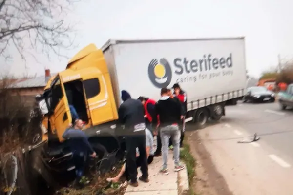 Accident rutier groaznic! Un TIR a ieșit în decor și a făcut prăpăd