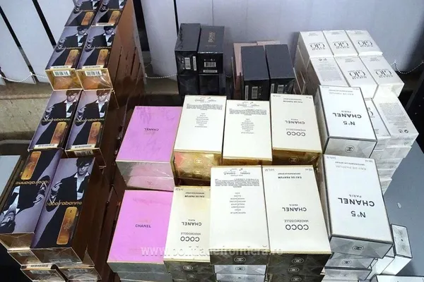 Parfumuri contrafăcute, confiscate de polițiștii din Calafat. Cum a fost prins polonezul