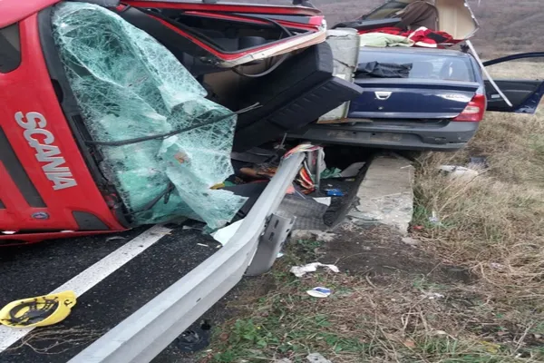 Accident mortal, pe Valea Oltului. Un TIR s-a răsturnat peste o mașină