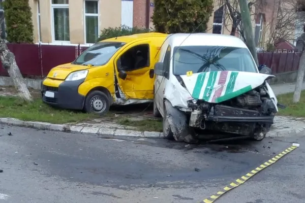Accident teribil, în Dej. 3 victime, după ce o mașină a fost aruncată pe trotuar