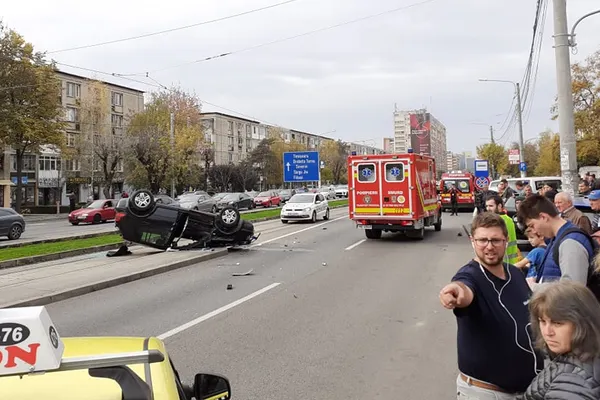 Accident grav, în Craiova. O mașină s-a răsturnat, într-o stație de tramvai: 4 victime