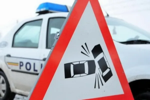 Cinci victime în Timiş într-un accident auto: Un autobuz a lovit o maşină, după care a ricoşat într-o casă