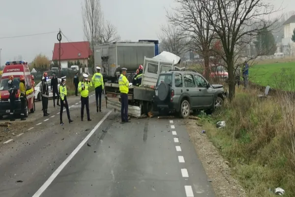 Accident GRAV, în jud. Bacău. 4 mașini, făcute praf, între care un TIR: o victimă