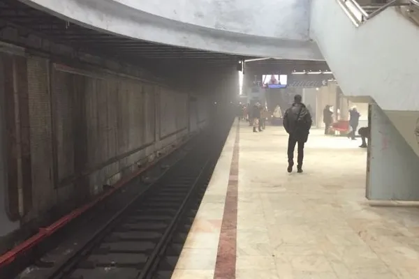 Accident la metrou, în stația Unirii. O adolescentă care a alunecat de pe peron, salvată în ultima clipă
