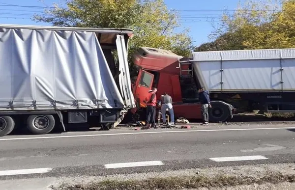 Accident cumplit, în jud. Argeș: impact devastator între două TIR-uri